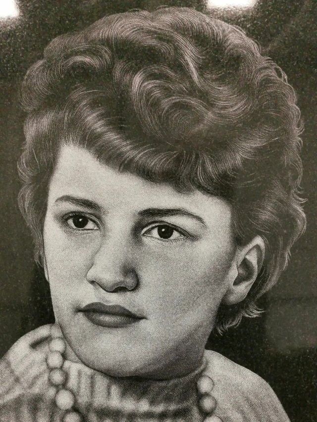 Retrato femenino grabado sobre granito negro