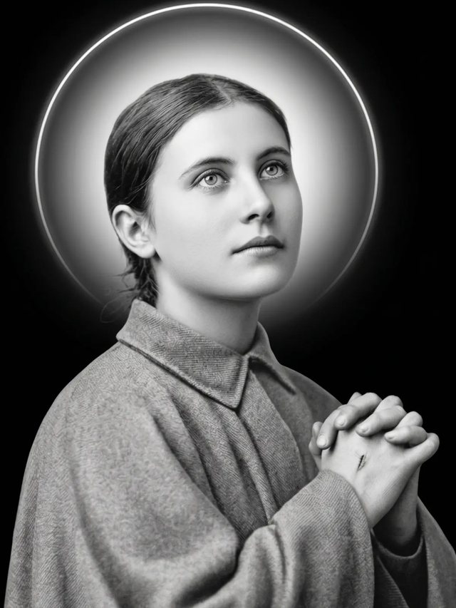Diseño en blanco y negro de una santa en oración preparado para grabado sobre piedra